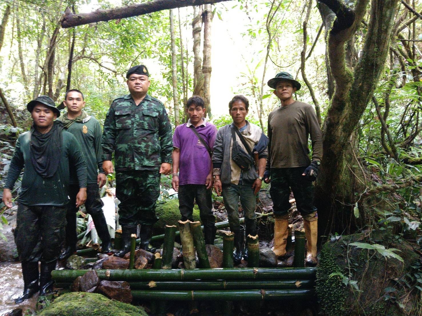 โครงการบ้านเล็กในป่าใหญ่ตามพระราชดำริ ดอยฟ้าห่มปก สร้างฝายชะลอน้ำแบบชั่วคราว จาก วัสดุจากธรรมชาติ เพิ่มความชุ่มชื้นให้กับผืนป่า และช่วยลดการเกิดปัญหาไฟป่า