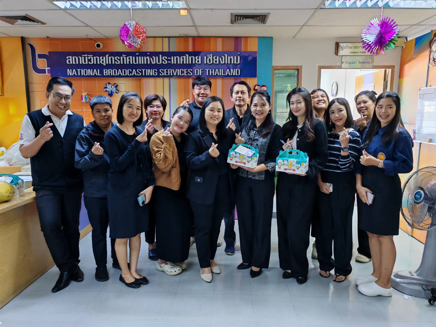 ส่วนปฏิบัติการสื่อสาร (สปส.) มอบของขวัญเนื่องในโอกาสเทศกาลสวัสดีปีใหม่ แด่สถานีโทรทัศน์ NBT เชียงใหม่ เพื่อแสดงความปรารถนาดีและเสริมสร้างความสัมพันธ์อันดีระหว่างหน่วยงาน