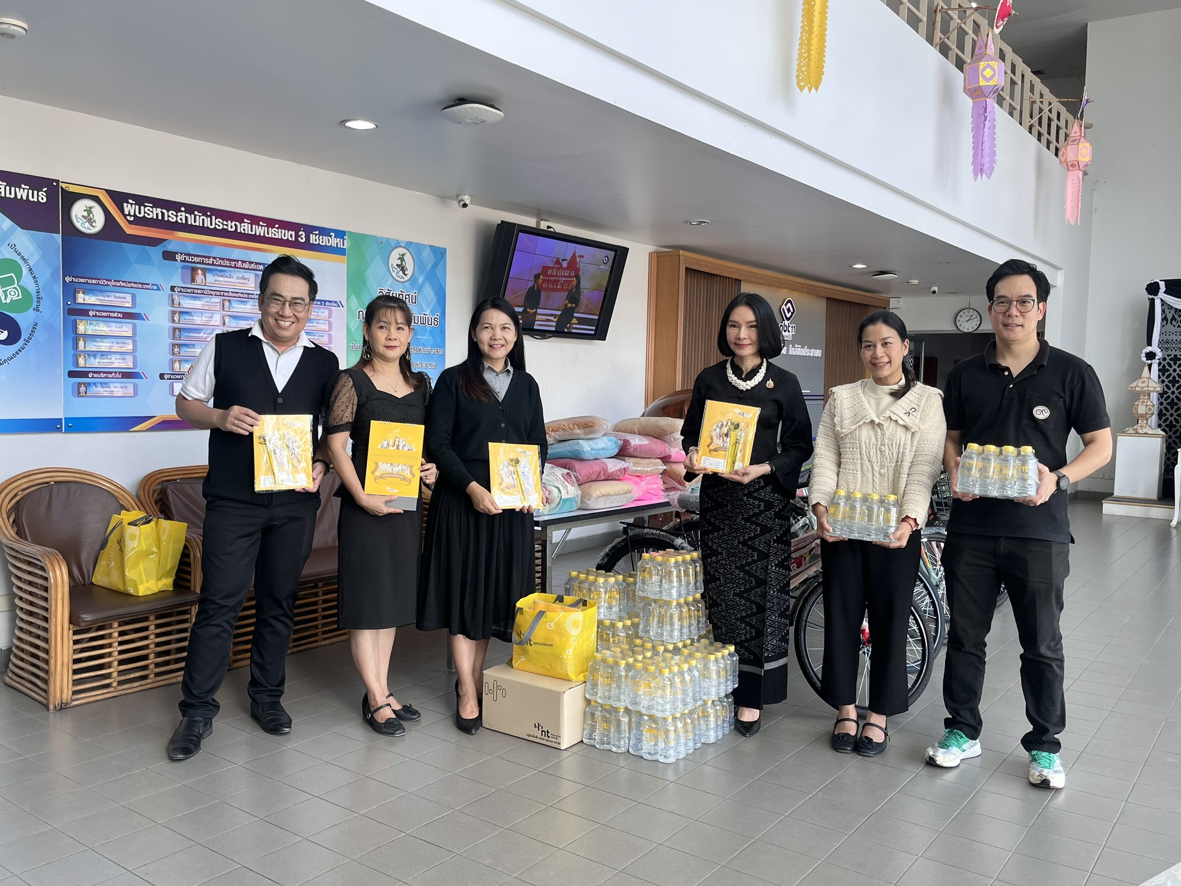 บริษัท โทรคมนาคมแห่งชาติ จำกัด (มหาชน) หรือ NT มอบน้ำดื่มและปฏิทิน เนื่องในโอกาสเทศกาลสวัสดีปีใหม่ แด่สถานีโทรทัศน์ NBT เชียงใหม่