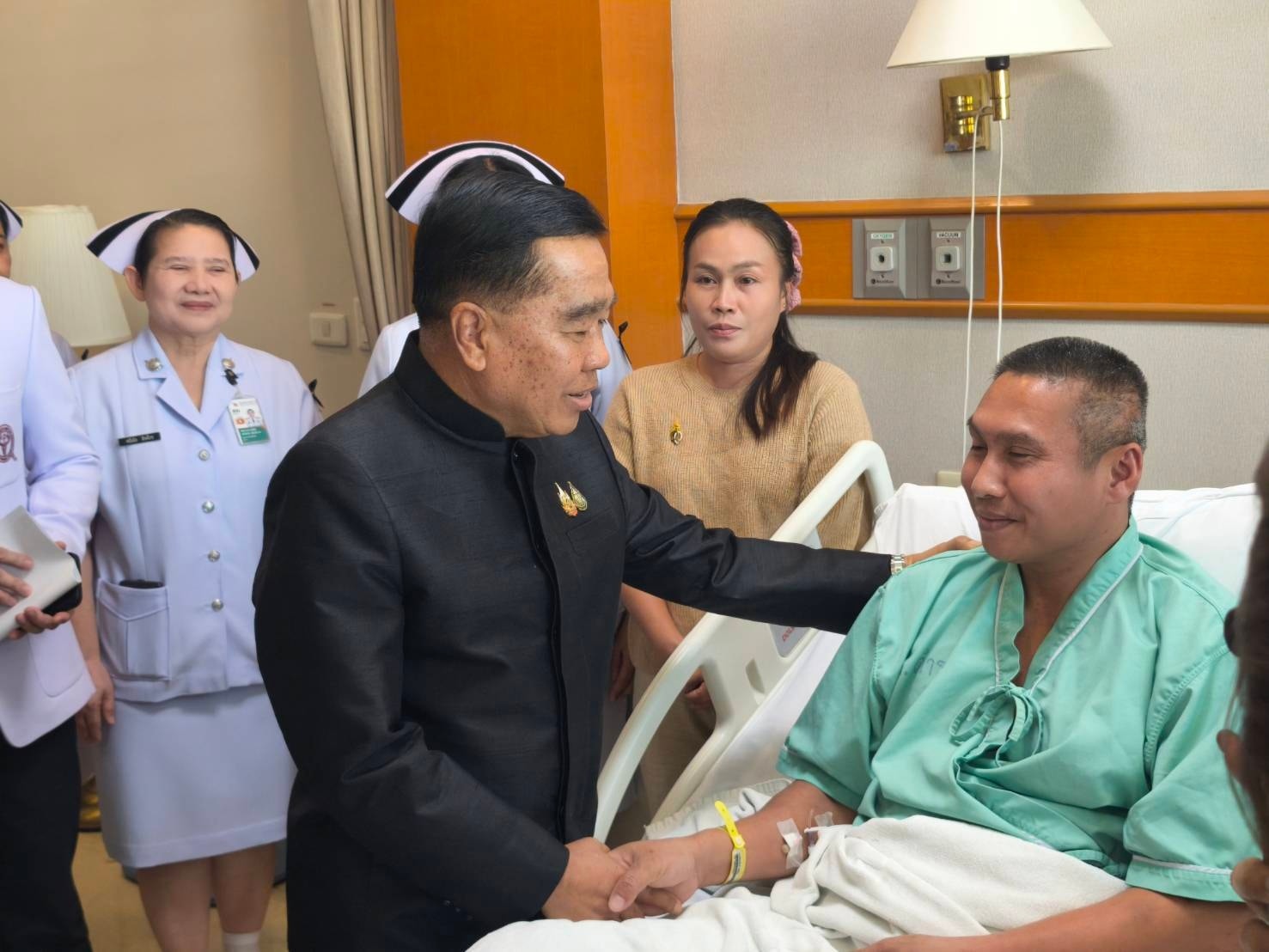 รัฐมนตรีว่าการกระทรวงกลาโหม เยี่ยมให้กำลังใจ ตชด. บาดเจ็บจากภารกิจชายแดนไทย&ndash;กัมพูชา ณ โรงพยาบาลตำรวจ