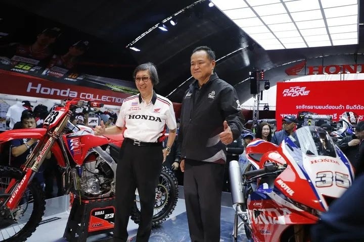 นายกฯ &ldquo;อนุทิน&rdquo;เยี่ยมให้กำลังใจผู้สนับสนุนการจัดงานโมโตจีพี 2026 ส่วนบรรยากาศเป็นไปอย่างคึกคัก นักท่องเที่ยวชาวไทยและชาวต่างชาติเดินทางสู่สถานที่จัดงานอย่างเนืองแน่น