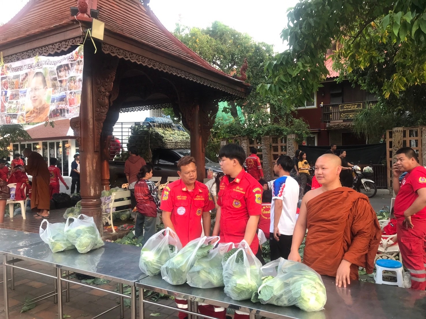 พระครูอ๊อด วัดเจดีย์หลวง แจกผักผลไม้กว่า 30 ตัน เนื่องในวันมาฆบูชา ส่งต่อการแบ่งปันสู่ชุมชน