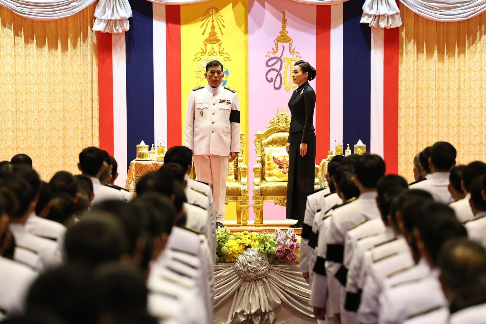 พระบาทสมเด็จพระเจ้าอยู่หัว และสมเด็จพระนางเจ้า ฯ พระบรมราชินี เสด็จพระราชดำเนินไปทรงเปิดประชุมรัฐสภา ณ ห้องประชุมอาคารรัฐสภา เขตดุสิต กรุงเทพมหานคร 