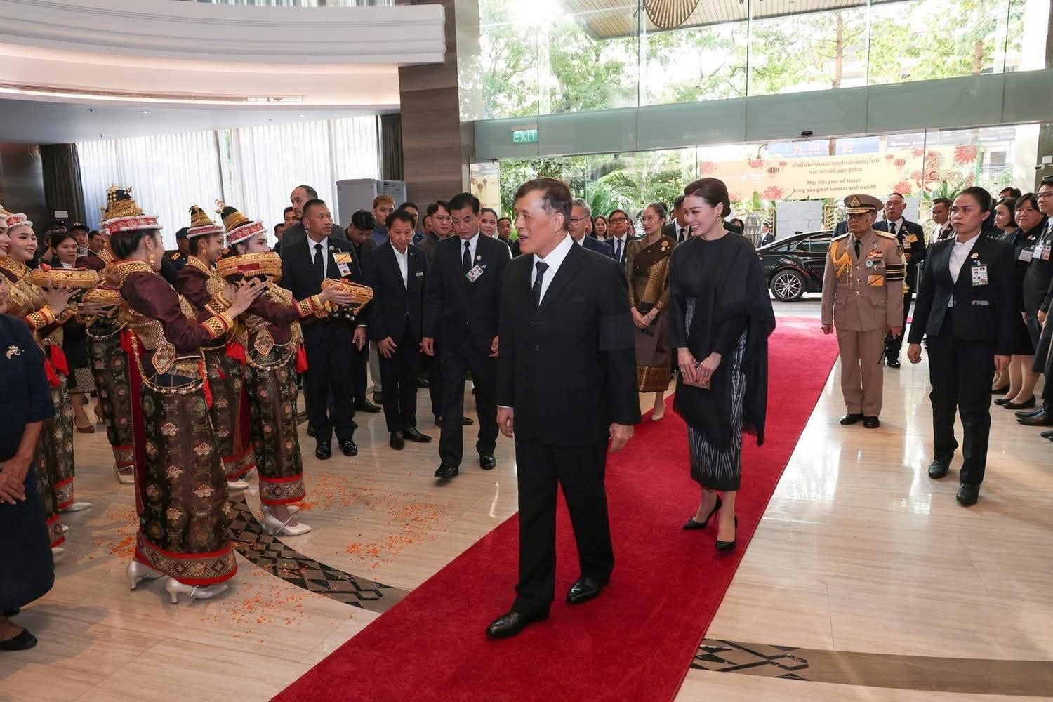 ในหลวง-พระราชินี เสด็จฯ เยือนสาธารณรัฐประชาธิปไตยประชาชนลาวอย่างเป็นทางการ