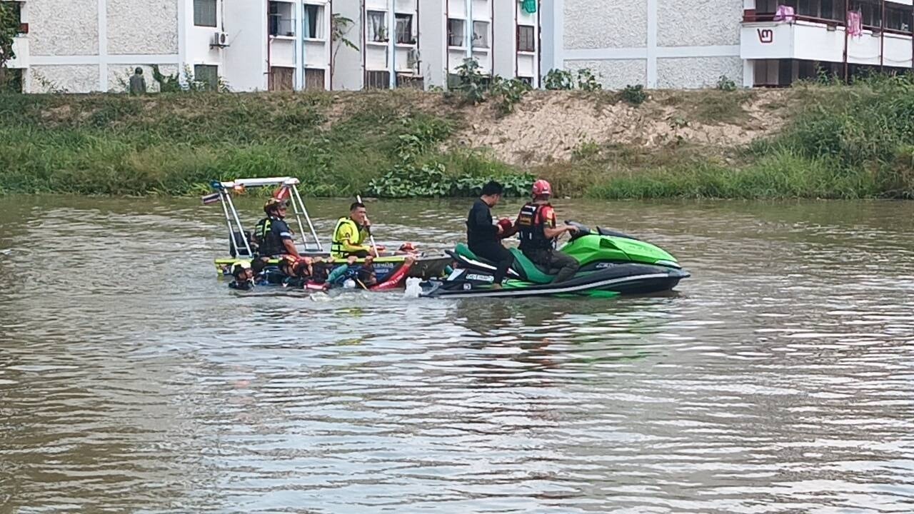 ระทึกกลางเมืองเชียงใหม่! นทท.ต่างชาติขโมยรถสายตรวจ ซิ่งหนีถึงสะพานภาค 5 ก่อนกระโดดลงน้ำ จนท.ระดมค้นหา