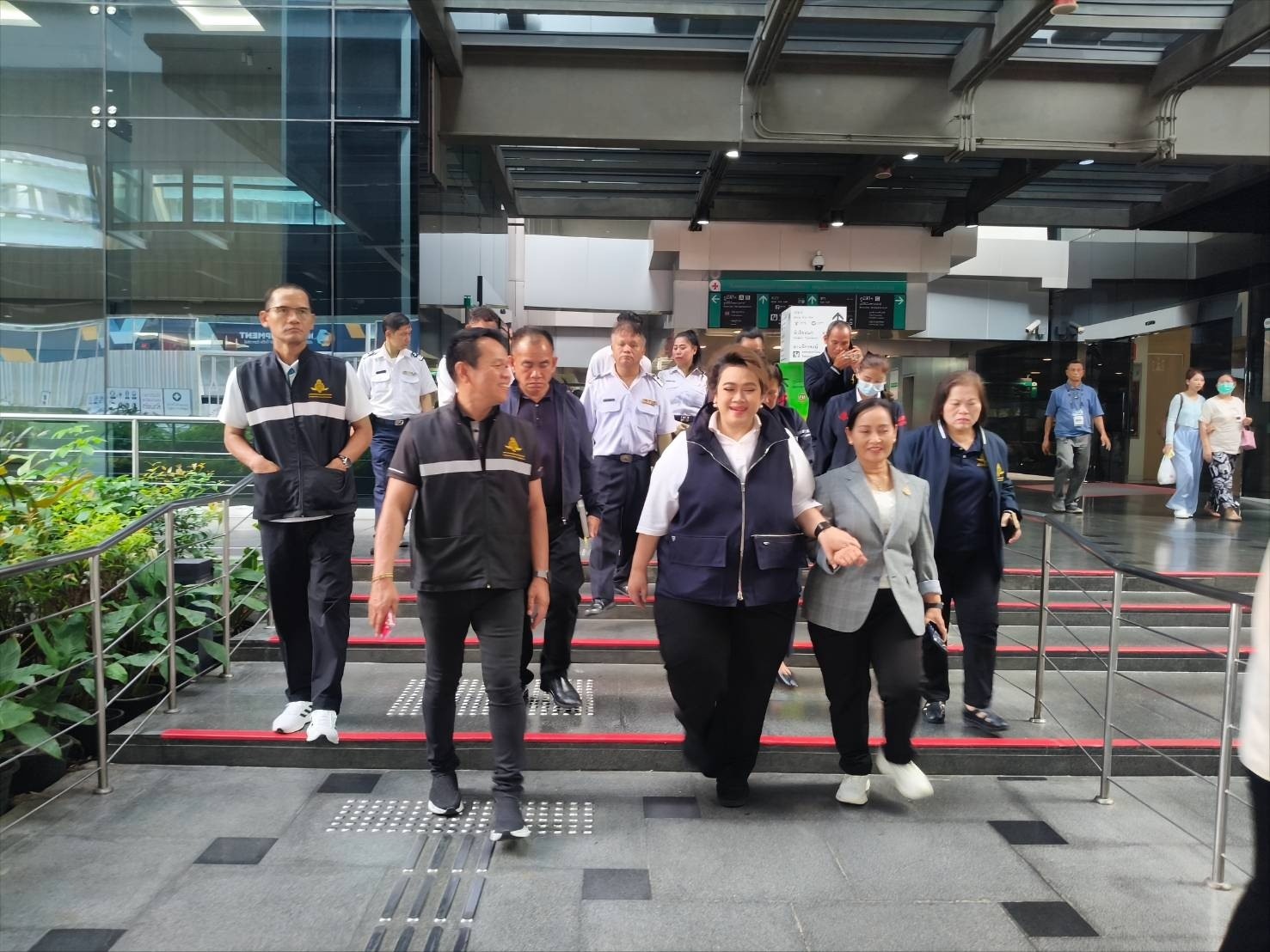 นายกฯ มอบ "ศุภมาส" เยี่ยมเหยื่อรถไฟชนรถเมล์ แยกอโศก-ดินแดง พร้อมย้ำ สคบ. จัดทีมเฉพาะกิจ ผนึกหน่วยงานคุ้มครองสิทธิผู้บริโภคใช้บริการสาธารณะเต็มที่ทุกราย 