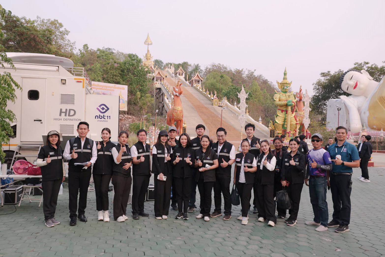 บรรยากาศ การ Live  นายกรัฐมนตรีและรัฐมนตรีว่าการกระทรวงมหาดไทย ติดตามภารกิจดับไฟป่า และให้กำลังใจเจ้าหน้าที่ ณ วัดพระธาตุดอยสะเก็ด พระอารามหลวง อ.ดอยสะเก็ด จ.เชียงใหม่