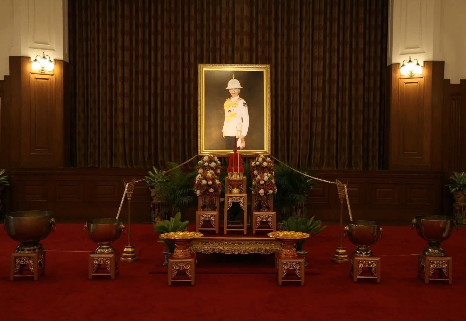 ภาพบรรยากาศ คณะบุคคล ประชาชน ถวายน้ำสรงพระศพ สมเด็จพระเจ้าลูกเธอ เจ้าฟ้าพัชรกิติยาภา นเรนทิราเทพยวดี กรมหลวงราชสาริณีสิริพัชร มหาวัชรราชธิดา เบื้องหน้าพระรูป ซึ่งประดิษฐาน ณ ศาลาสหทัยสมาคม ในพระบรมมหาราชวัง