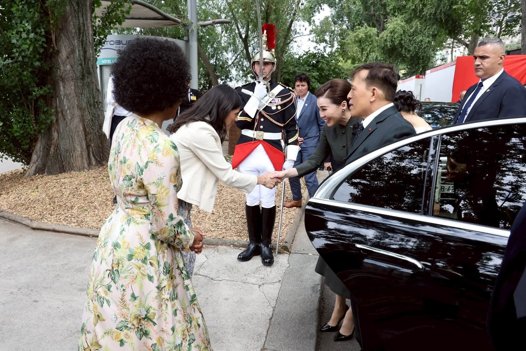 นที่ ๓๐ มิถุนายน ๒๕๖๙ พระบาทสมเด็จพระเจ้าอยู่หัว และ สมเด็จพระนางเจ้า ฯ พระบรมราชินี เสด็จพระราชดำเนินโดยรถยนต์พระที่นั่ง พร้อมด้วยสมเด็จพระเจ้าลูกเธอ เจ้าฟ้าสิริวัณณวรี นารีรัตนราชกัญญา ถึงท่าเรือศาลาว่าการกรุงปารีส ณ ที่นั้น นางโอเดรย์ ปุลวาร์ (Mrs. Audrey Pulvar) รองนายกเทศมนตรีกรุงปารีสด้านความสัมพันธ์ระหว่างประเทศ และนางสาวอลิซ ทิมซิต (Ms. Alice Timsit) รองนายกเทศมนตรีกรุงปารีสด้านการเปลี่ยนผ่านเชิงนิเวศ นโยบายสภาพภูมิอากาศ น้ำ และพลังงาน เฝ้าทูลละอองธุลีพระบาทรับเสด็จ