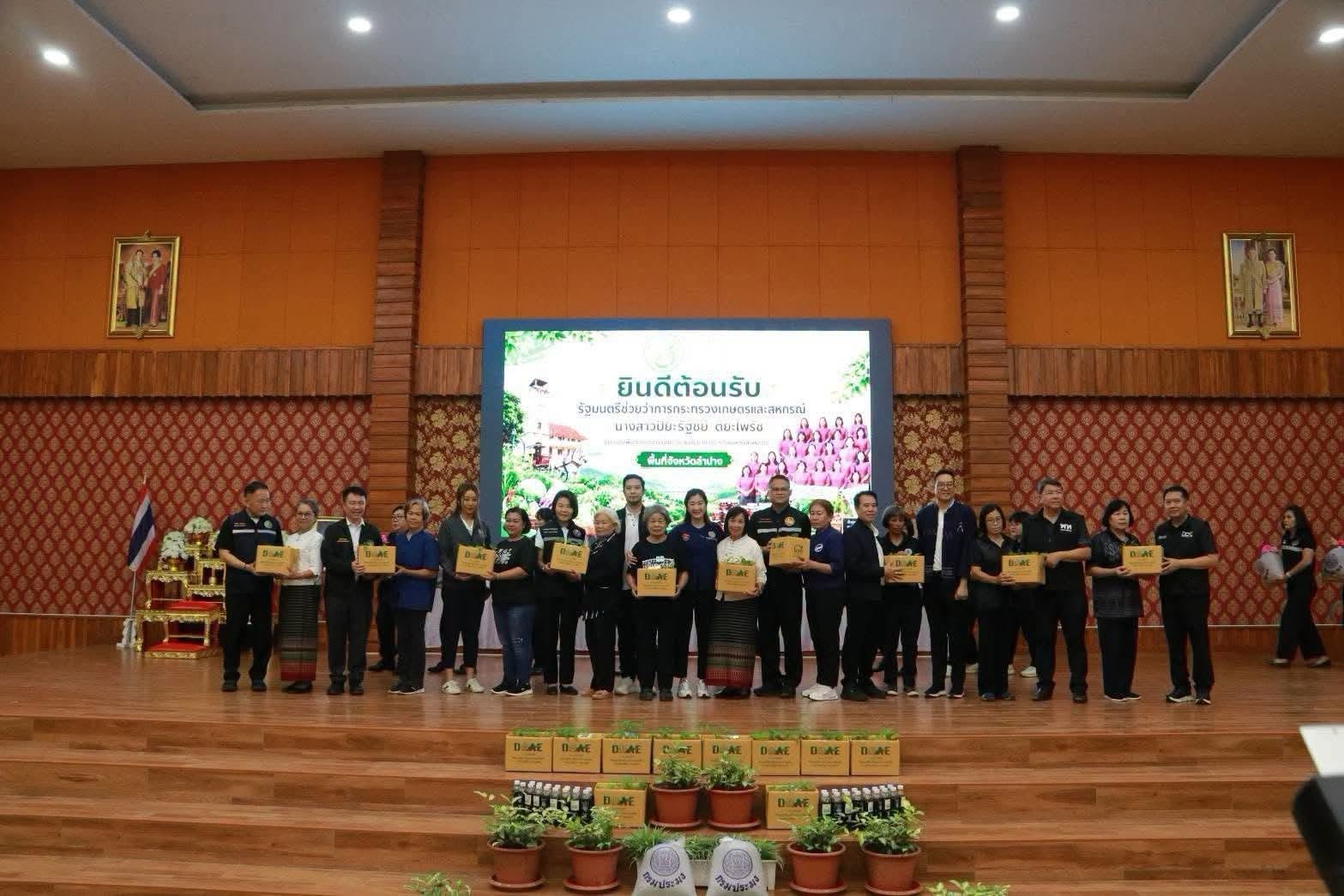 รมช.เกษตรฯ ลงพื้นที่แม่เมาะ มอบปัจจัยการผลิต หนุนเกษตรปลอดภัย ยกระดับรายได้เกษตรกรด้วยนวัตกรรมและตลาดนำการผลิต