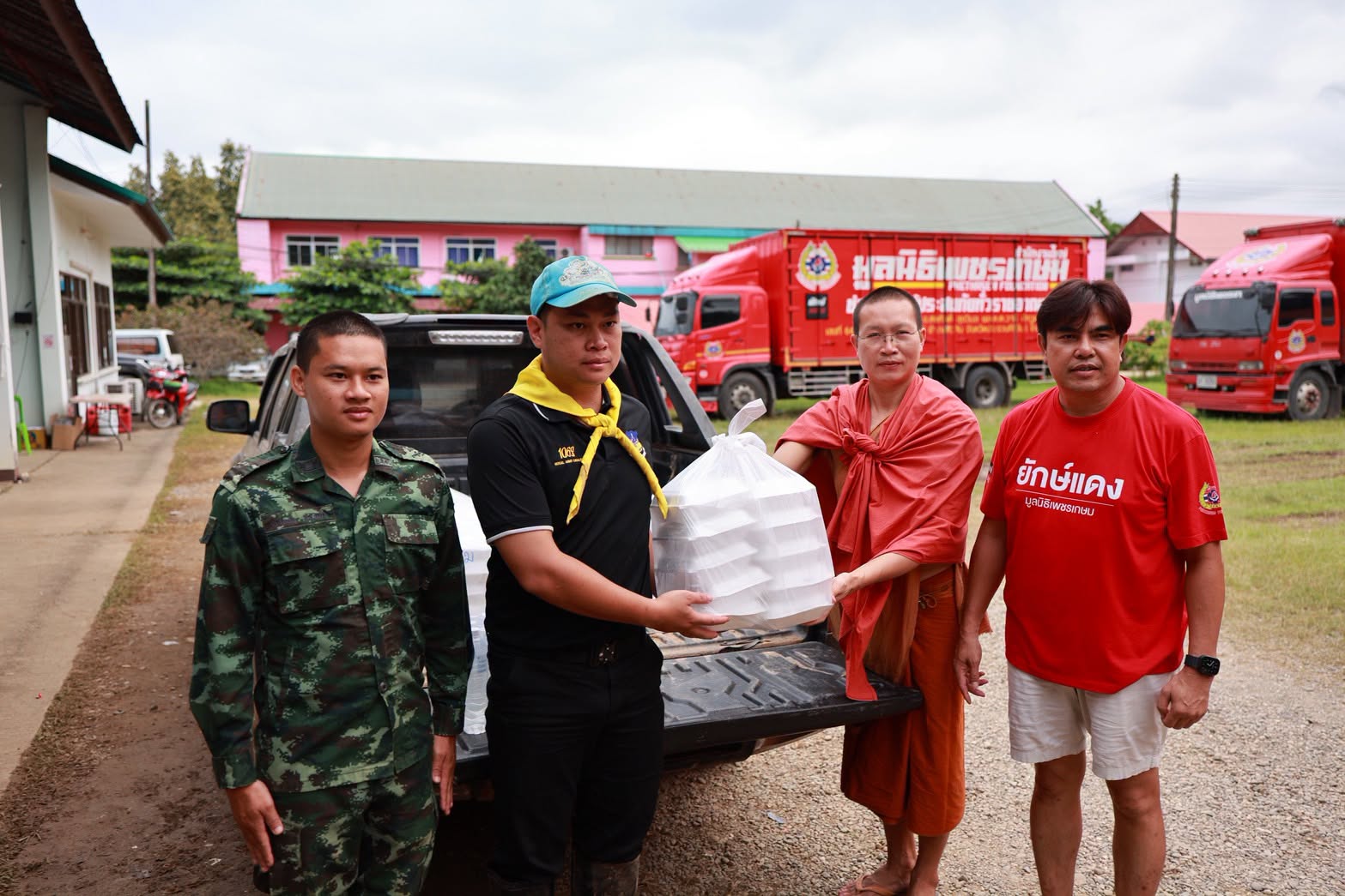 โรงครัว #ยักษ์แดง มูลนิธิเพชรเกษม ผลิตข้าวกล่องกว่า 1 แสนกล่อง ช่วยผู้ประสบภัยน้ำป่าน่าน