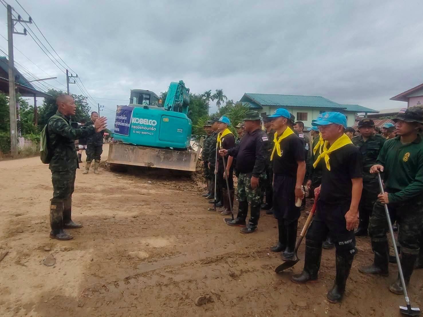 ม.2 พัน.10 ปูพรมจัดชุดปฏิบัติการ ร่วมกับหน่วยบัญชาการทหารพัฒนา 100 นาย เคลียร์พื้นที่ขุดดินโคลนออกบ้านประชาชนพื้นที่หนักสุดบ้านแก้ม อ.ปัว