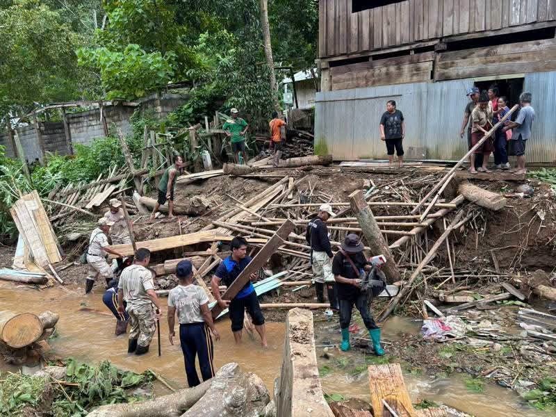 อำเภอสบเมย ระดมกำลังเร่งช่วยเหลือประชาชนและฟื้นฟูพื้นที่ หลังประสบเหตุน้ำป่าไหลหลาก ในพื้นที่ ต.แม่สามแลบ
