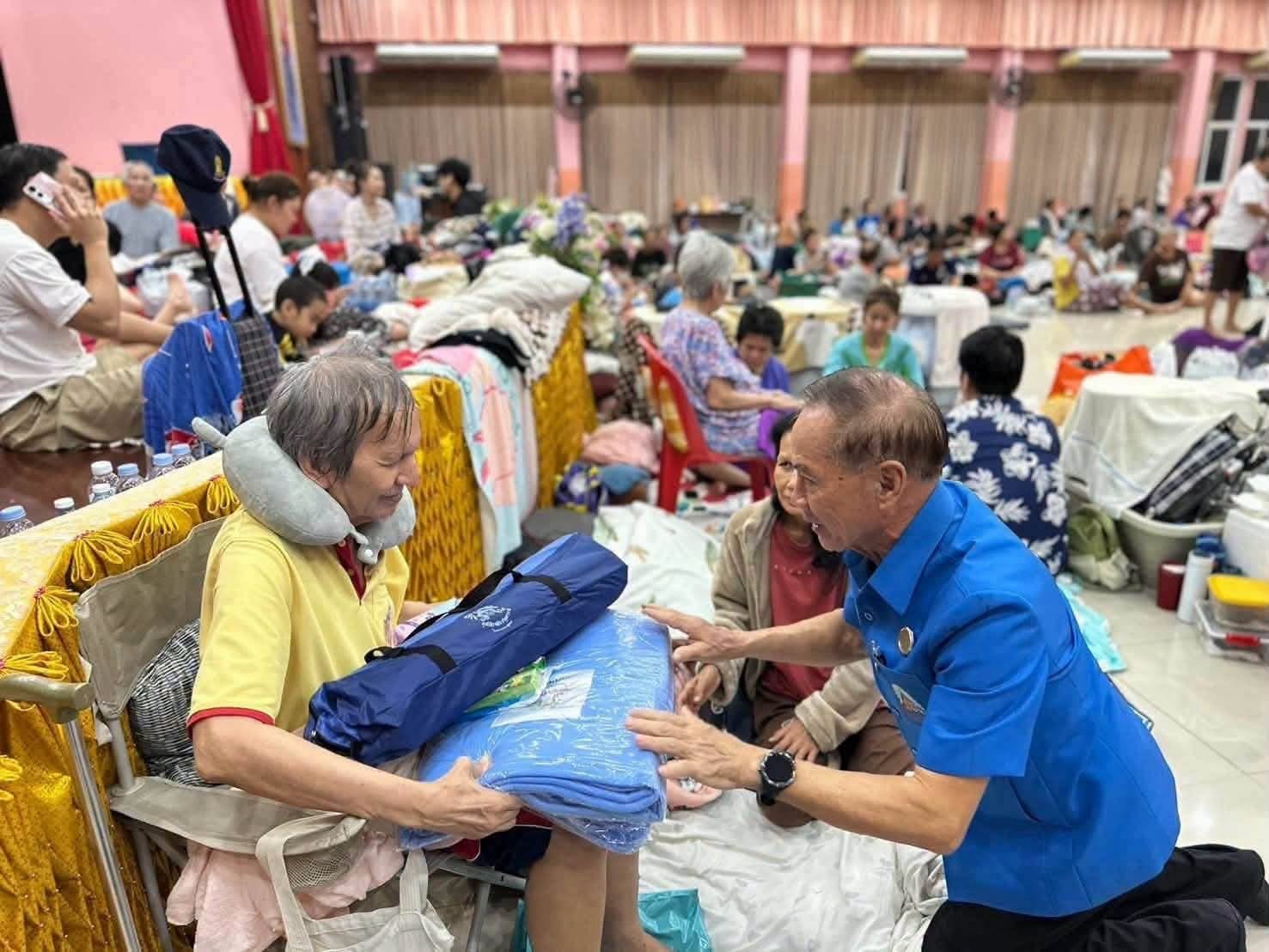 ในหลวง&ndash;พระราชินี ทรงห่วงใยผู้ประสบอุทกภัยในกรุงเทพฯ พระราชทานสิ่งของช่วยเหลือ 1,800 ชุด มอบแก่ศูนย์พักพิง 3 แห่ง