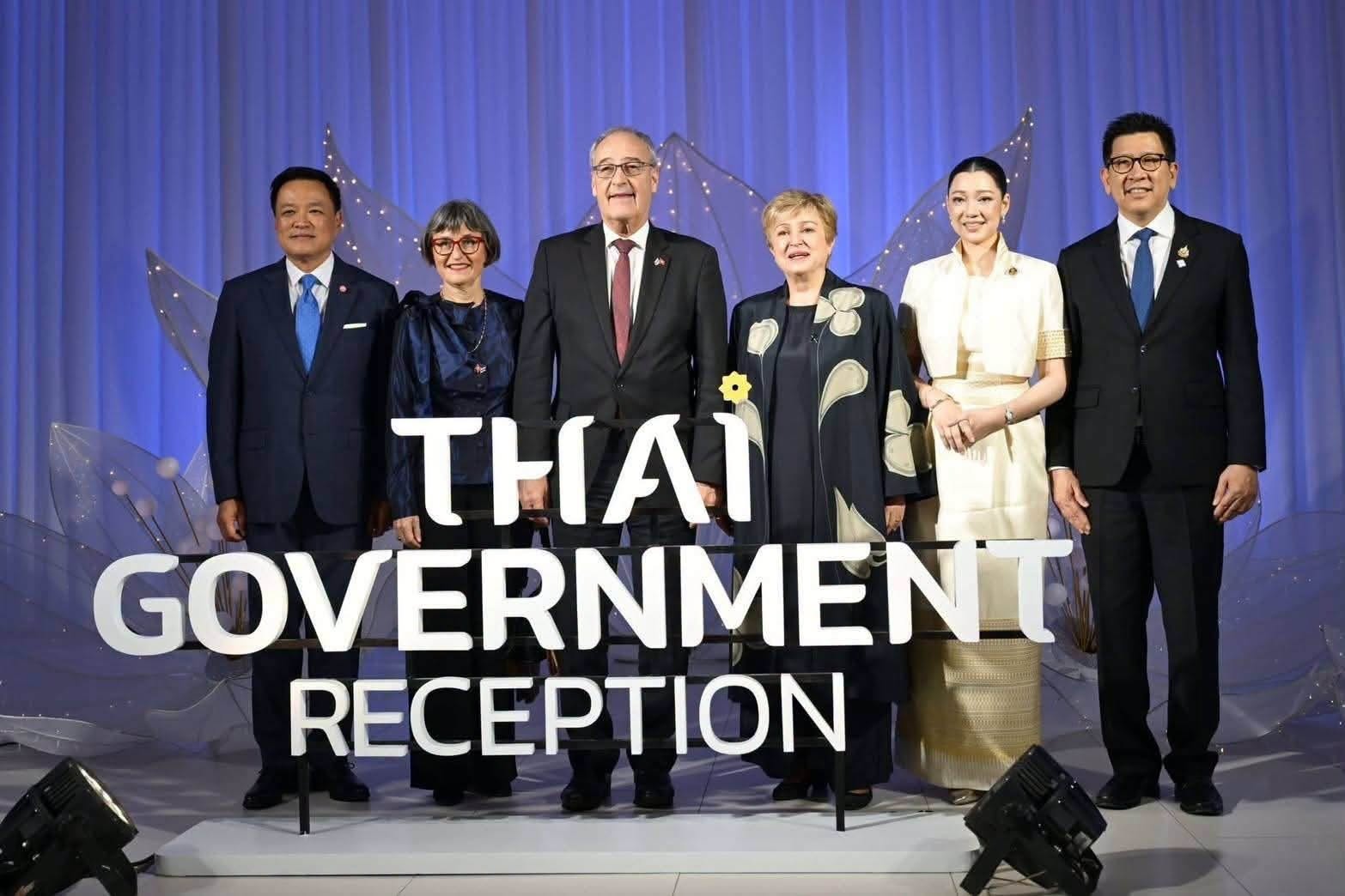 นายกฯ เป่าแซ็กโซโฟนสร้างสีสันในงานเลี้ยงรับรอง IMF&ndash;World Bank สานมิตรภาพผู้นำเศรษฐกิจโลก พร้อมเผยเสน่ห์ไทยผ่านอาหาร วัฒนธรรม และไมตรีจิตของคนไทย